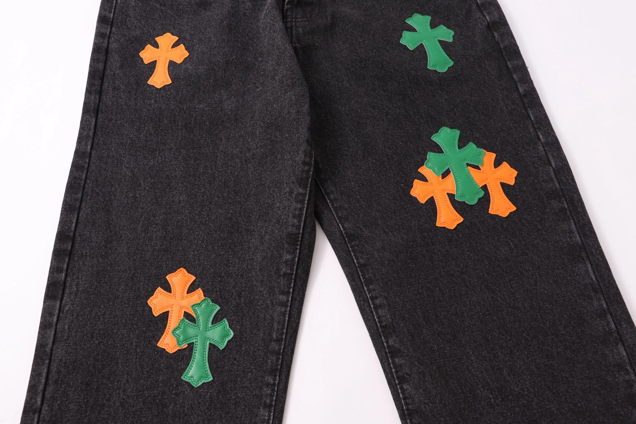 P260 Style number: H74 Croxin & 𝐂𝐡𝐫𝐨𝐦𝐞 𝐇𝐞𝐚𝐫𝐭 ss25 black leather Sanskrit fine jeans. Styles with different washed textures are very friendly to people with thin legs. The slightly flared version perfectly modifies the leg shape. The timeless and moderate length makes it easy to match and match. It is the basis for various styles and is a must-have in your wardrobe! The fabric is stiff but also makes the upper body soft without losing texture. The washing process is even more perfect. It is a must-have item for everyone! ! ! Washed wheat, hang tag, pants label, three labels complete Color: black Size: 28-30-32-34-36